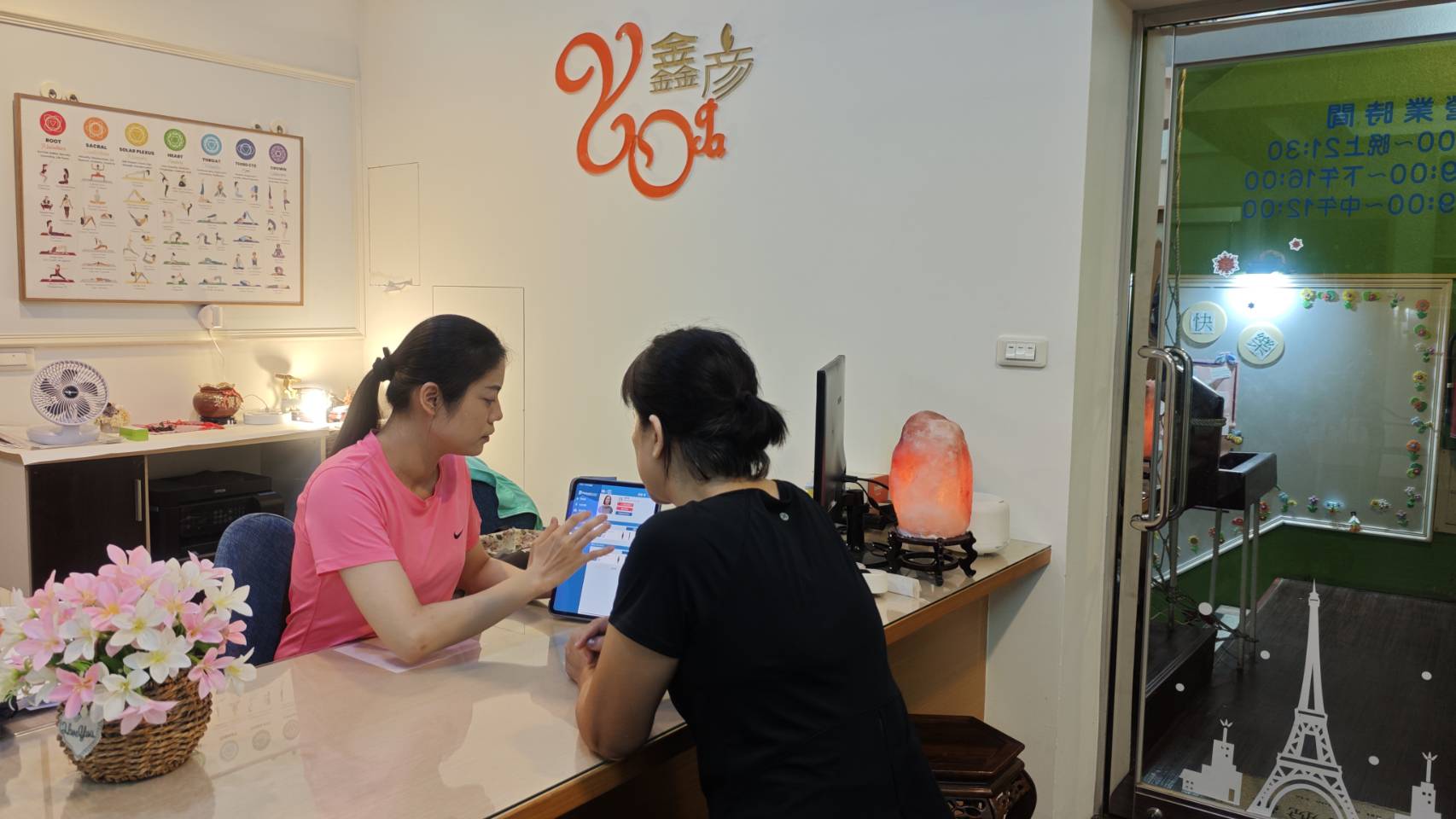 阿美老師在鑫彥瑜珈為學員現場解讀 AI 體態檢測結果